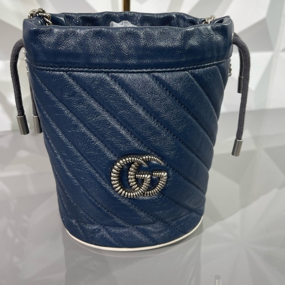 AUTHENTIC EUC Gucci GG Marmont Mini Bucket Crossbody Leather Navy with Chain - Picture 1 of 7